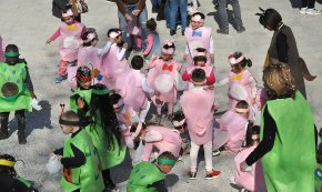 Carnaval escolar al parc del Pinaret amb els alumnes més petits de l'escola Joan Ardèvol i els de les dues llars d'infants municipals