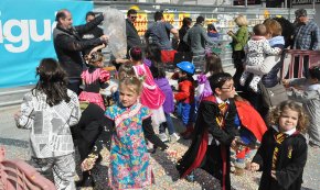 La canalla desfila amb les seves disfresses a la plaça del Pòsit