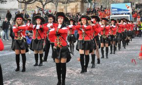 17 comparses i uns 1.300 participants omplen de música, gresca i color els carrers de Cambrils en la rua del Carnaval