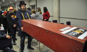 La caiguda del Ka-Garriera X des de dalt d'una grua acaba amb la seva vida i amb el Carnaval 2019