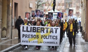 Crits contra la justícia espanyola a la manifestació setmanal dels Avis i Àvies