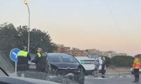 Dos vehicles es veuen implicats en un accident de circulació a l'entrada del barri de la Parellada