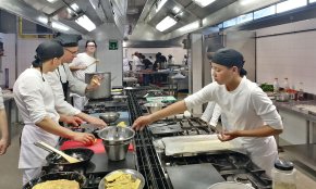 Una vintena de joves inicien una curs sobre aliments ecològics a l'Escola d'Hoteleria i Turisme