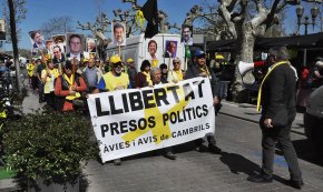 Clam contra la justícia espanyola en la concentració dels Avis i Àvies