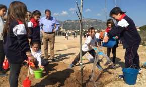 Els 600 escolars de l'Hospitalet de l'Infant celebren el Dia de l'Arbre