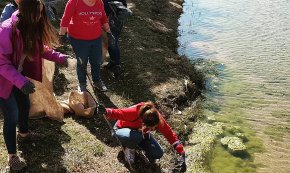 Voluntaris recullen 300 quilos de brossa a la platja del Regueral en una acció de l'organització Not This Path 