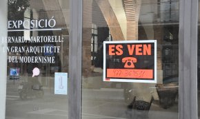 La Cooperativa Agrícola torna a col·locar el cartell de «Es ven» a l'edifici del Museu Agrícola