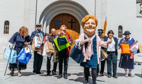 La Grossa de Sant Jordi es passeja pels carrers del Port de Cambrils
