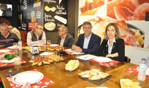 La consellera d'Empresa i Coneixement, Àngels Chacón, es reuneix amb l'empresariat local dins d'una trobada de Junts per Cambrils