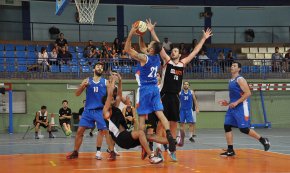 El CB Cambrils perd a la pista del líder, el CB la Selva