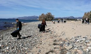Es recullen 300 quilos de deixalles a les platges del Regueral i de la Riera d'Alforja dins la campanya «Clean Up Cambrils»