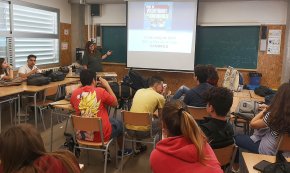 El Punt de Voluntariat ofereix unes xerrades informatives als alumnes de l'institut La Mar de la Frau