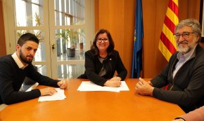 L’Ajuntament i el Club Handbol Cambrils signen un conveni per incorporar xiquets dels Centres Oberts als equips base 
