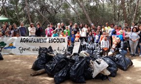 Els més petits de l’Agrupament Escolta Gent de Mar fan una recollida de deixalles al barranc de la Mare de Déu del Camí