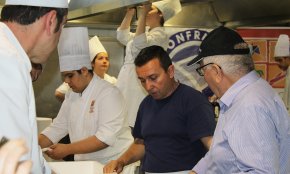 L'Escola d'Hoteleria i Turisme acull una «Jornada de cuina d'abordo» amb una representació dels pescadors cambrilencs