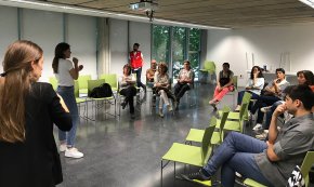L'Escola de Famílies incorpora una intèrpret de llengua de signes per arribar a les persones sordes