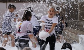 Un grup d'alumnes del col·legi Cardenal Vidal i Barraquer organitza una festa solidària amb el nom de Leucemfest