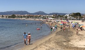 Les platges cambrilenques s'omplen en el primer cap de setmana de juny