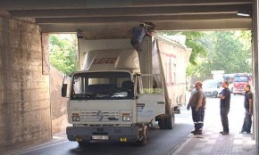 Un camió s'encasta al pont de l'avinguda d'Adelaida