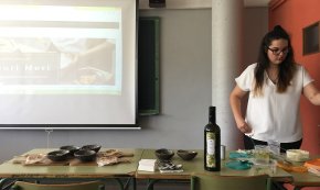 L'alumna de l’EHiT de Cambrils, Roxana Tivadar, rep una beca DOP Siurana dotada amb 400 euros