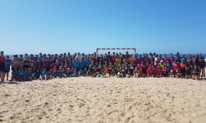 El Club Handbol Cambrils organiza un torneig d'handbol platja amb prop de 400 jugadors