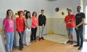 Alan Boris, alumne de la UEC, pinta els elements del seguici festiu a les aules de la llar d'infants Maria Dolors Medina
