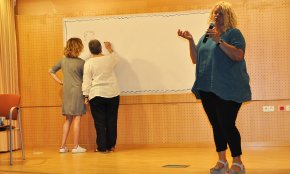 L'Aula de Gent Gran clou el curs d'activitats amb una sessió de «Pinta'm un conte» amb Montse Parra i Nuri Mariné