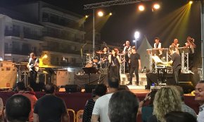Animada revetlla de Sant Joan a la façana del port