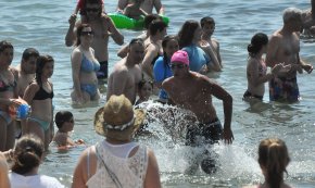 Uns 300 nedadors es llancen al mar per disputar la VI Milla Marina i la III Doble Milla Marina