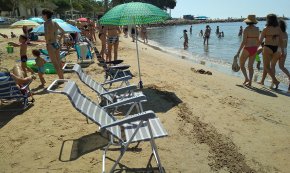 Queixes per les ocupacions matineres de la primera línia de la platja del Regueral