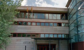 Tres detinguts per un cas de presumpta violació en grup a una jove en un pis de Cambrils