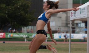 L'atleta Nuria Caballero competeix a les proves de salt d'alçada i salt de llargada del campionat d'Espanya s-20