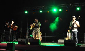 Rumba a la vora del mar de la mà de la banda Los Sobrinos