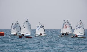 Podis en G1 i G3 pels regatistes d'Optimist del Club Nàutic a la II Regata Terres de Mestral a l'Hospitalet de l'Infant
