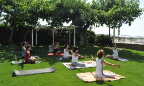 Classes de ioga a la platja, una de les principals novetats de Turisme de Cambrils per aquest estiu