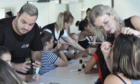 Alumnes del taller de maquillatge i perruqueria del programa l'Estenedor aprenen diferents tècniques