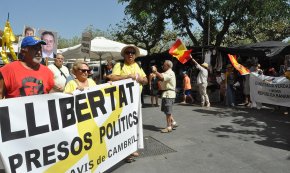 Els Avis i Àvies fan el seu recorregut en silenci en una altra jornada d'encreuament amb un grup d'unionistes