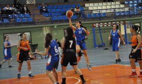 Derrota del CB Cambrils femení a la pista de l'Escola Puigcerver en un partit molt disputat