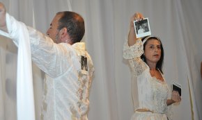 Pere Estadella i Jordina Ros posen en escena la perfomance «Escrache»