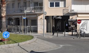 Detenen l'autor del robatori d'un sofà en una terrassa d'un bar a la zona del port