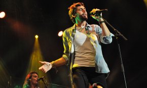 Un enèrgic Álvaro Soler fa cantar i ballar el públic del FIMC amb el seu pop llatí 