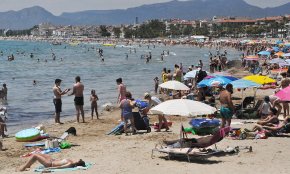 La campanya «Fes circular la teva llauna al groc» arriba a les platges cambrilenques