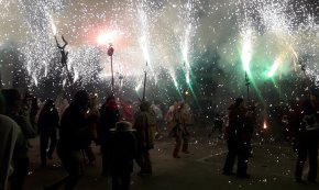 La Farnaca i els Cagarrieres participen al correfoc Baix a Mar d'Altafulla