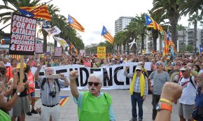 Unes 800 persones participen a la segona Passejada per la República a Salou (conté vídeo)