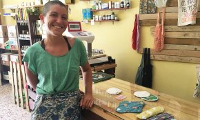 Vulvita, una emprenedora que cus i ven compreses de tela a Cambrils 