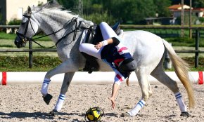 Laia Homdedeu i Anna Assens, dues joves jugadores cambrilenques d'horseball