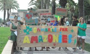 Una cinquantena de persones se sumen a l'acte per a la defensa de l'Amazònia