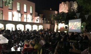 Ple de gom a gom a la sessió de Cinema Popular Vileru al pati de la Torre del Llimó