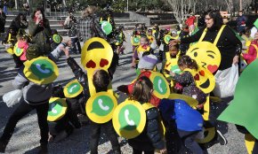 Els alumnes més petits de l'escola Joan Ardèvol i els de les dues llars d'infants municipals celebren junts el Carnaval