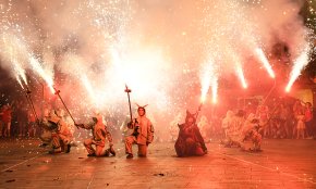 La ballada dels elements festius clou la Diada de la Festa Major
